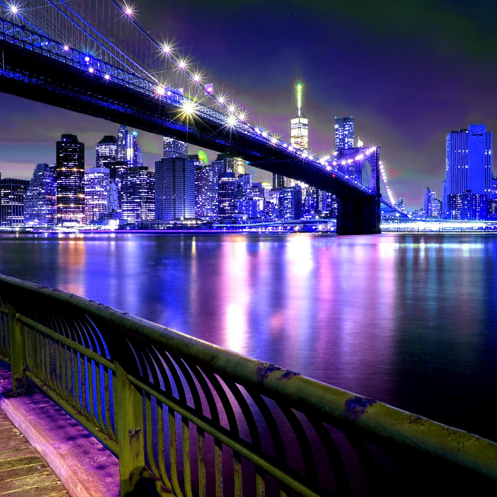 Vista borrosa de un horizonte urbano de noche con un puente (puente, ciudad, luces, manhattan, nueva york)