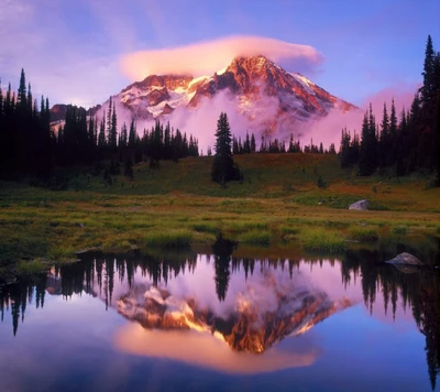 Reflejos de montaña serenos al anochecer