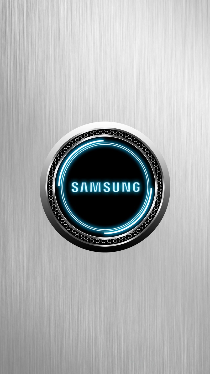 Близкий план металлической пластины с синим логотипом samsung (2017, чёрный, галактика, логотип, металл)