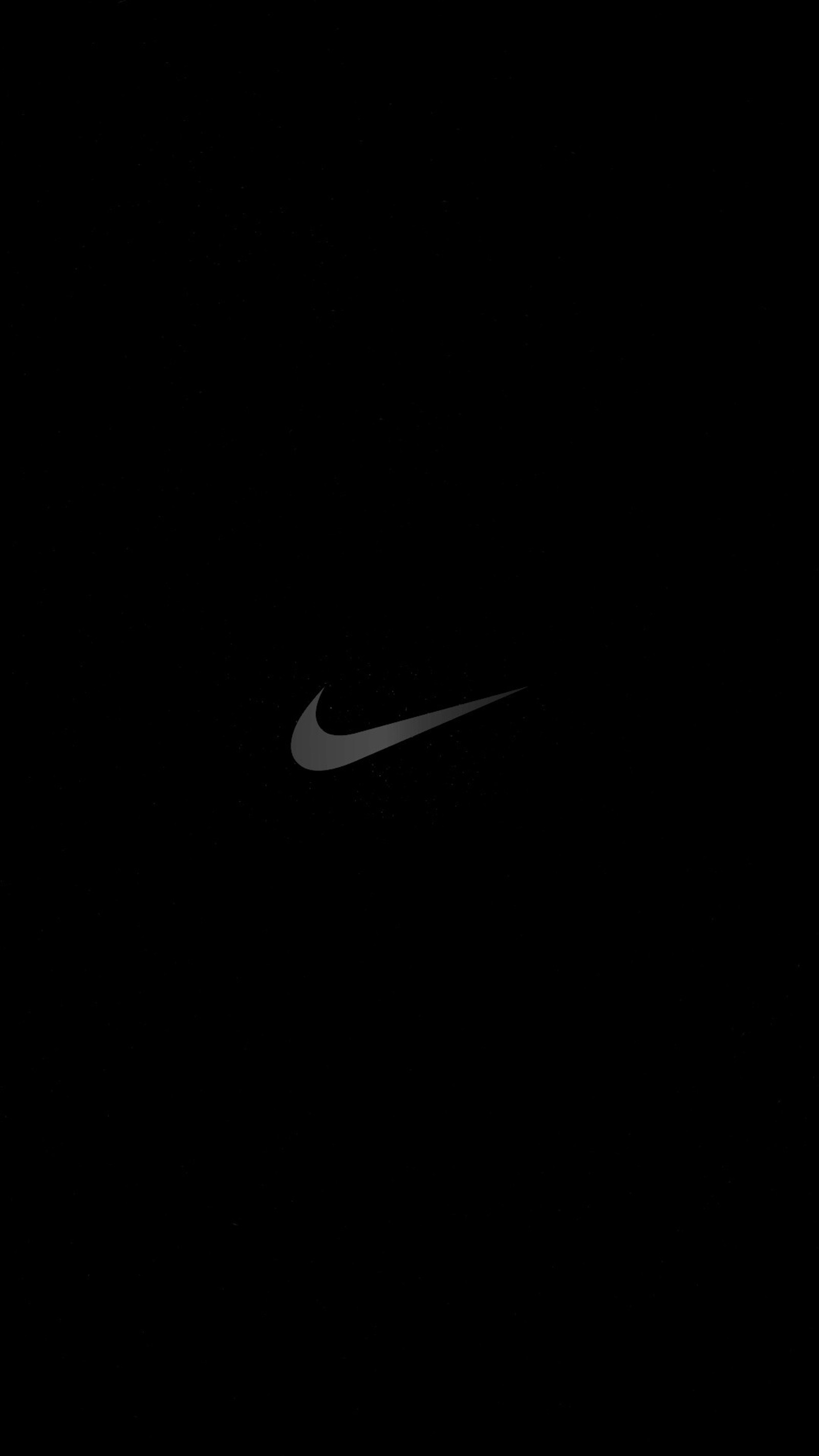 Un primer plano de un fondo negro con el logo blanco de nike (aire, hacer, borde, galaxia, oro)