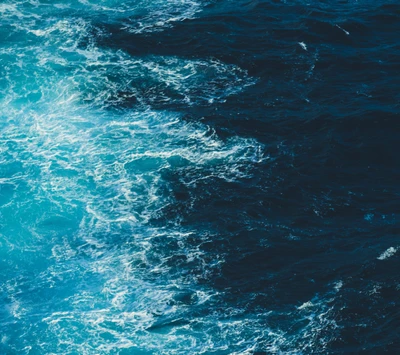 Ondas do oceano vibrantes em azul vívido