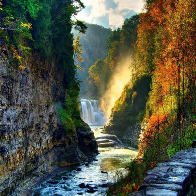 Cachoeira serena em meio à colorida folhagem de outono