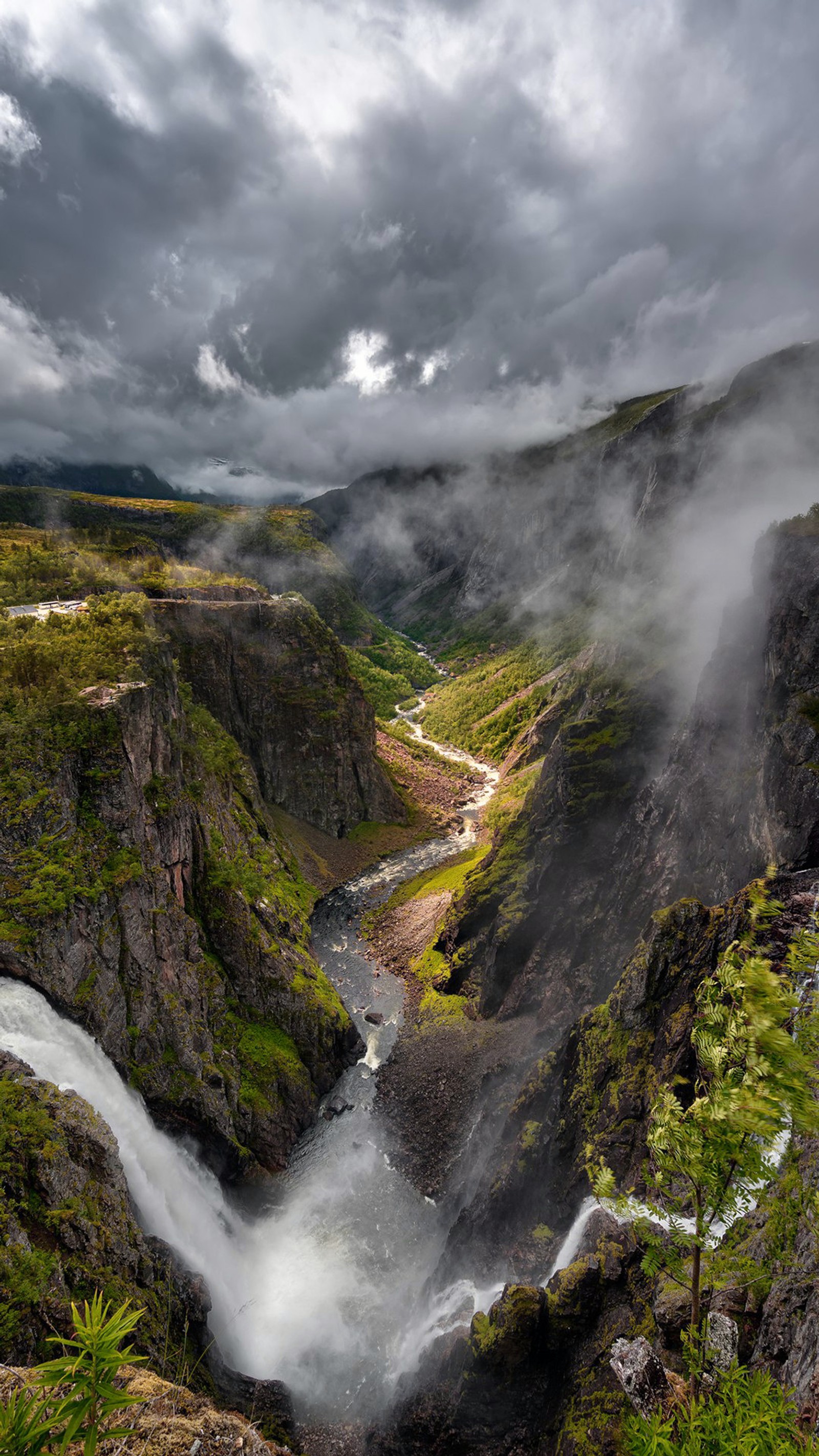 Vista árabe de uma cascata em um vale com um céu nublado (nuvens, nublado, névoa, montanha, flúmen)