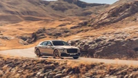 Bentley Continental GT navegando por uma estrada de montanha sinuosa.