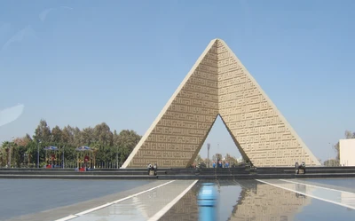 Monumento piramidal en Luxor, Egipto