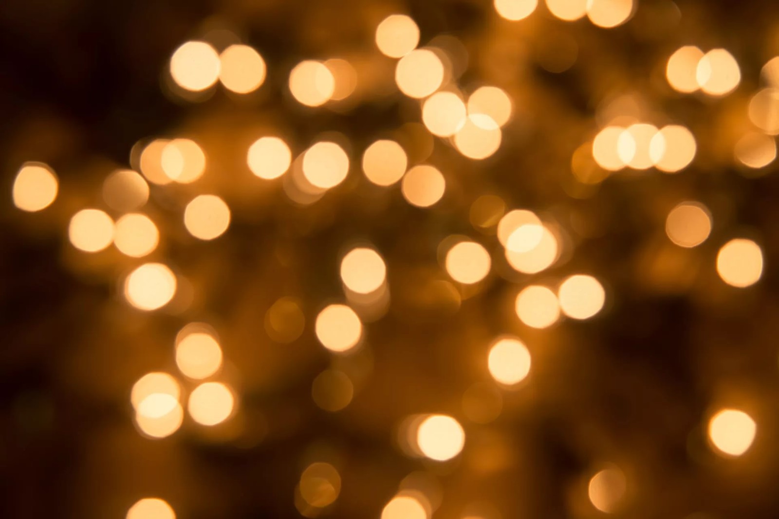 Um close de um monte de luzes que estão em uma mesa (bokeh, luz, luzes de natal, iluminação, noite)