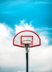 Basketballkorb vor einem klaren blauen Himmel