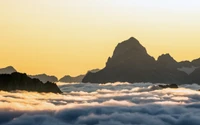 Lever de soleil majestueux sur une mer de nuages