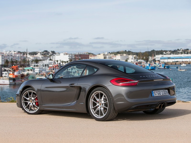 Близкий план автомобиля porsche cayman, припаркованного у водоема (porsche, спортивный автомобиль, машина, порше кайман s 2014, 2014 porsche cayman s)