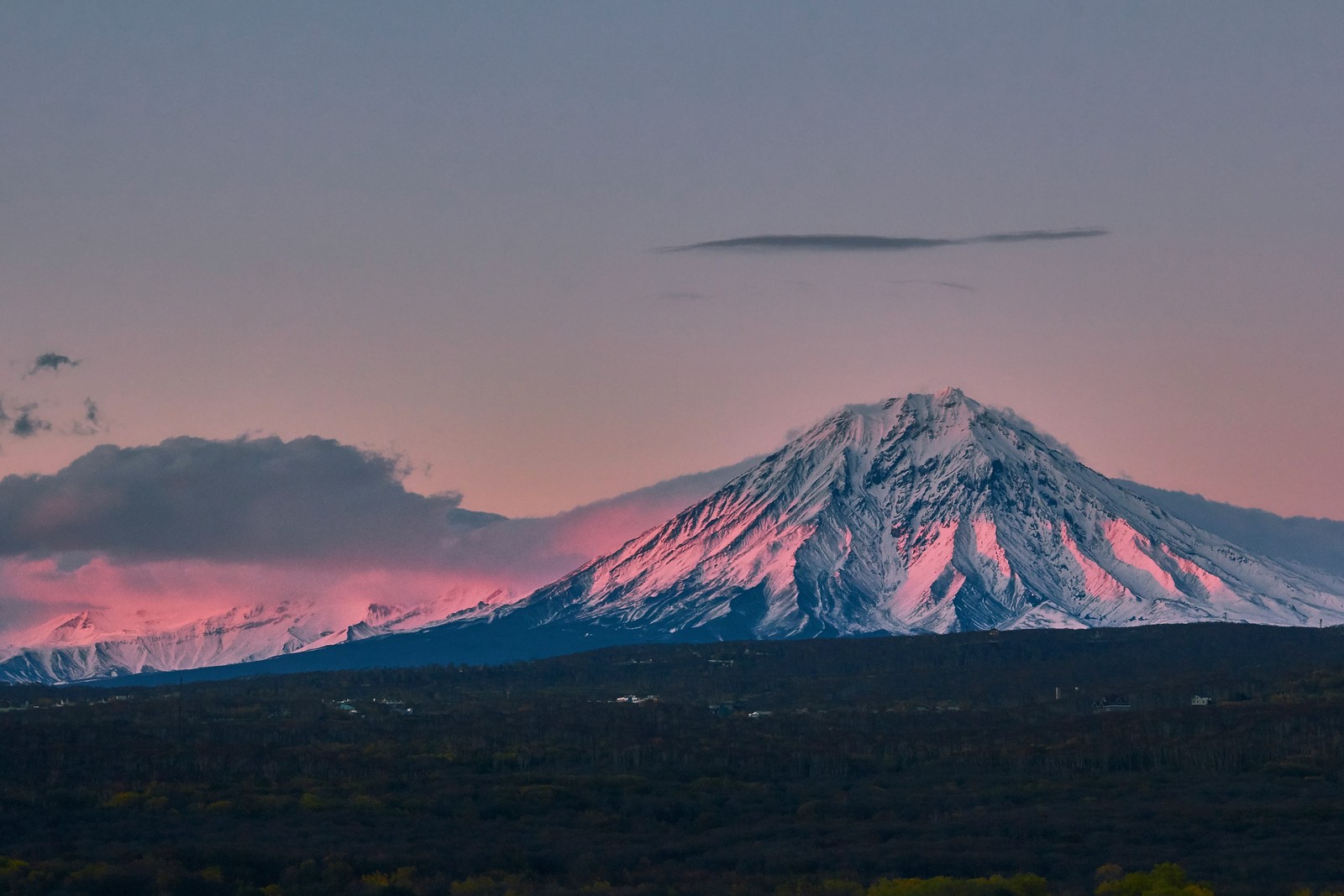 Uma montanha com um céu rosa e uma nuvem ao fundo. (vulcões da kamchatka, vulcão, vulcão escudo, lava, cadeia de montanhas)