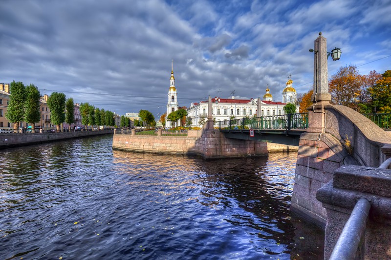 Вид на мост через реку с церковью на заднем плане (санкт петербург, saint petersburg, канал, город, вода)