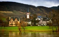 Charmant village de montagne se reflétant sur la rivière Moselle