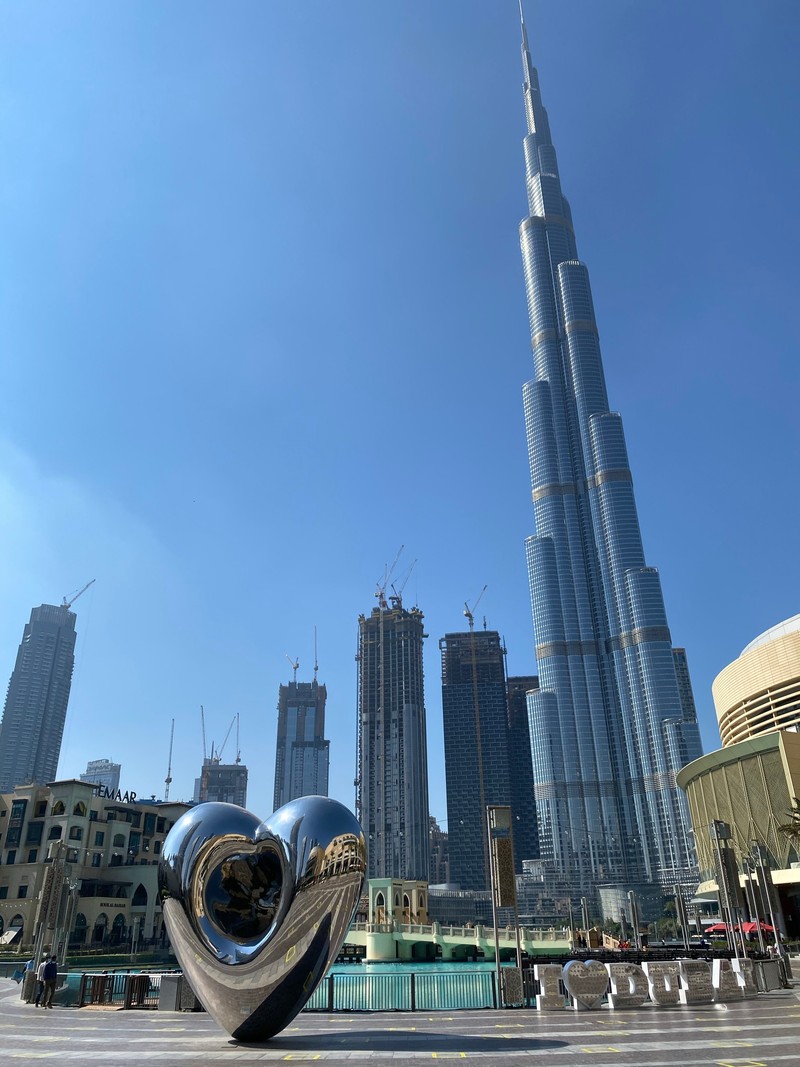 Скульптура в форме сердца перед высоким зданием (дубай, dubai, burj khalifa, небоскреб, дневное время)