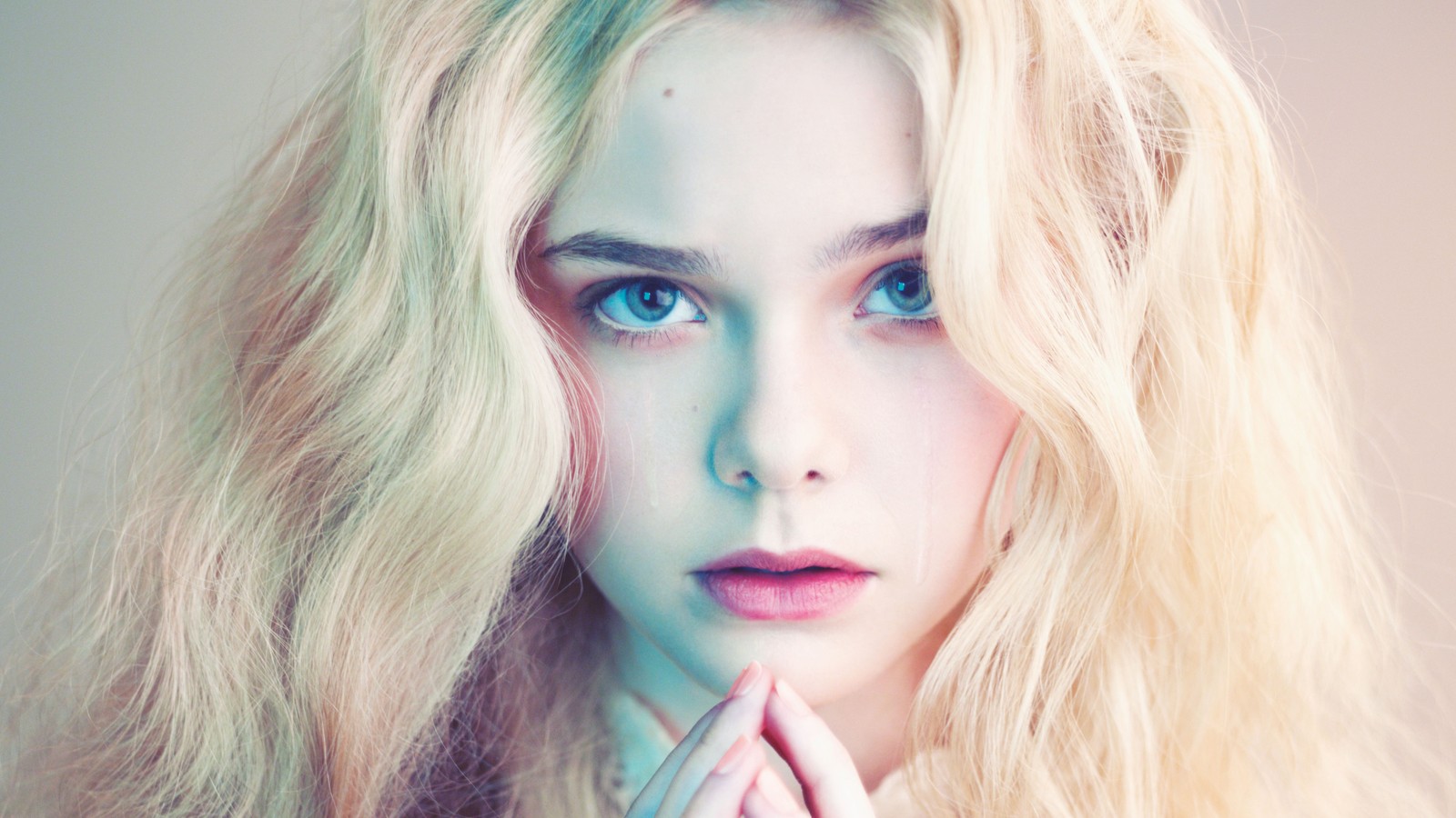 Femme blonde aux yeux bleus et aux longs cheveux blonds posant pour une photo (elle fanning, belle fille, portrait, blonde, 5k)