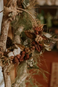 Couronne de Noël naturelle avec de la flore séchée et des éléments de pin