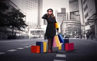 Mujer elegante con atuendo estiloso rodeada de coloridas bolsas de compras en un entorno urbano