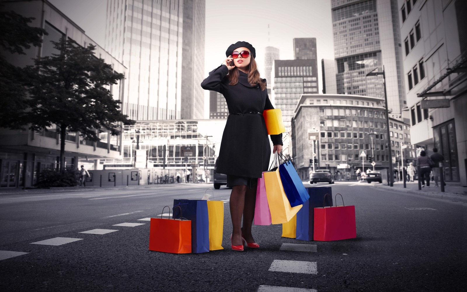 Mujer con abrigo negro y gafas de sol con bolsas de compras en la calle (compras, compras en línea, calle, ropa, niña)