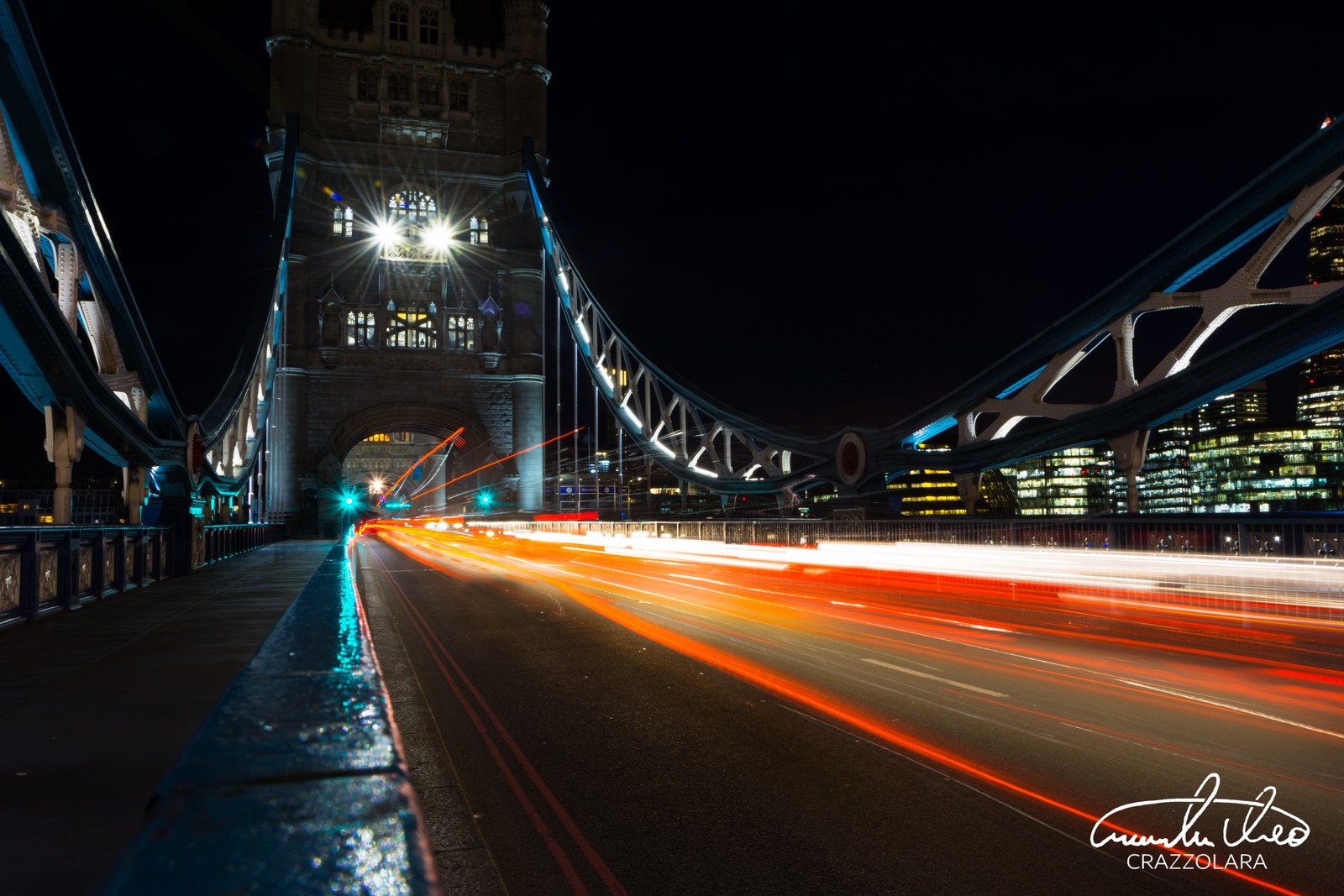 Uma vista arafed de uma ponte com um carro passando à noite. (londres, london, noite, marco, luz)