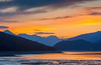 Pôr do sol tranquilo sobre o lago Bow com montanhas majestosas