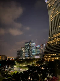 Paisaje urbano nocturno: Torres modernas y elegancia urbana