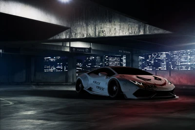 Lamborghini Huracán estacionado en un entorno urbano débilmente iluminado, mostrando su diseño elegante contra un fondo de luces de la ciudad.