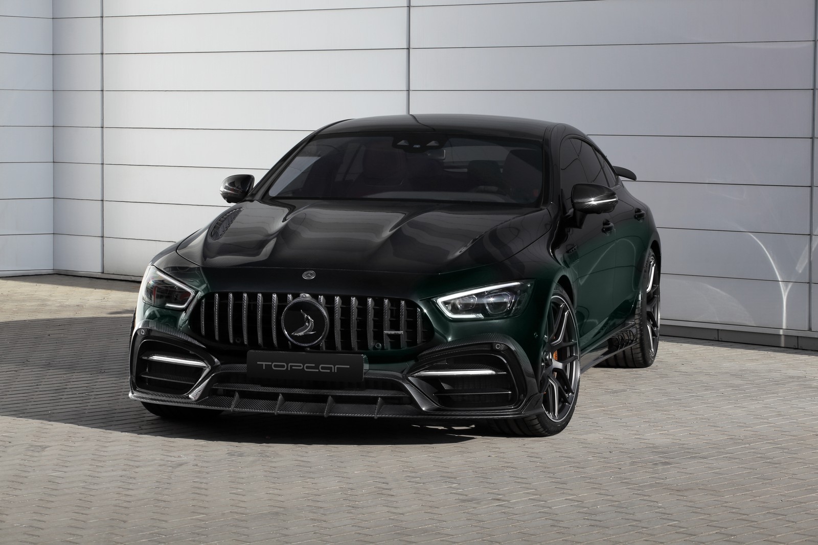 Un gros plan d'une voiture mercedes garée devant un bâtiment (mercedes amg gt 63 s 4matic coupé 4 portes, topcar, 2020, fond blanc, 5k)