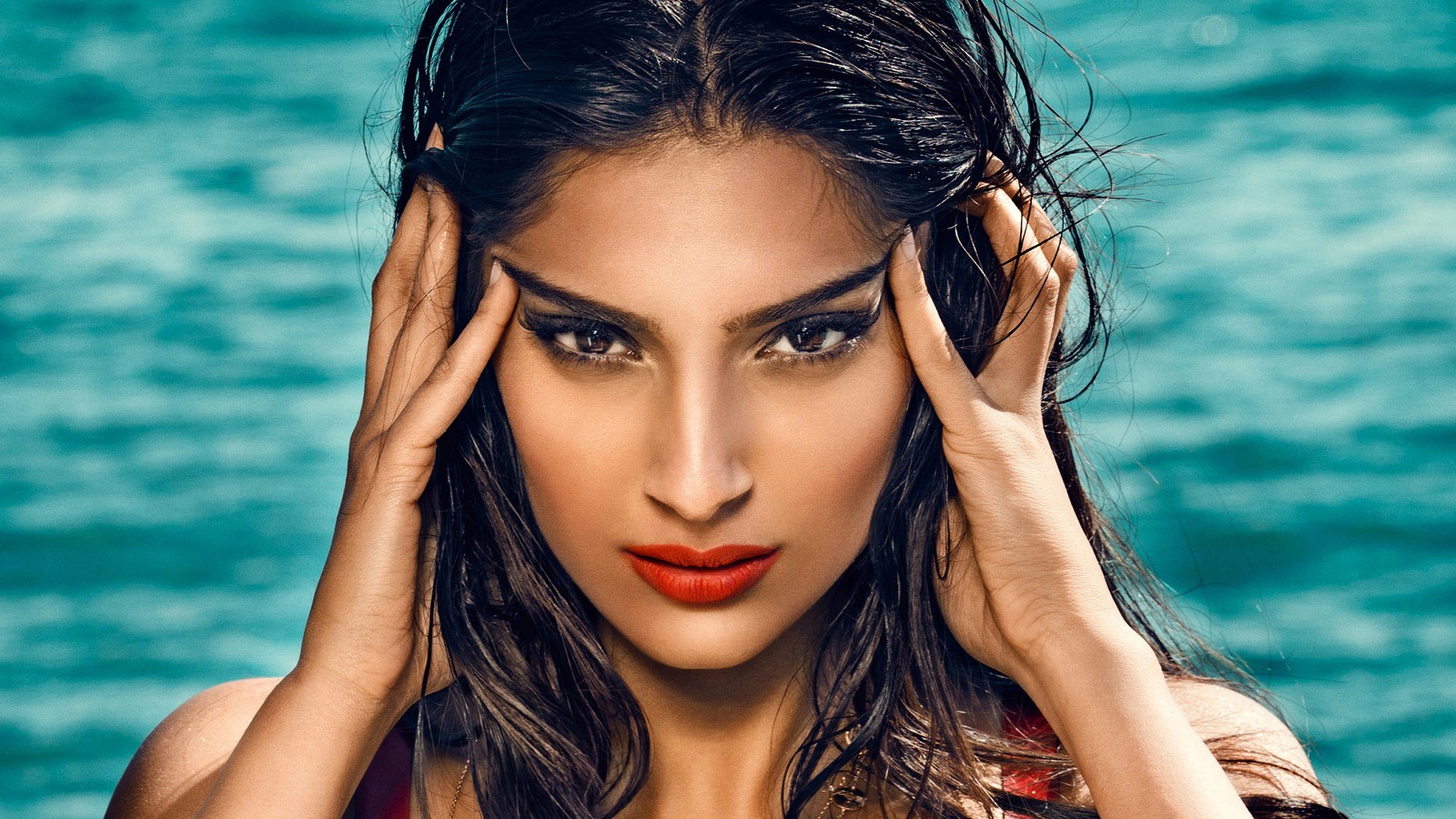 Une femme en bikini rouge posant pour une photo (sonam kapoor, célébrité, actrice, bollywood, brunette)