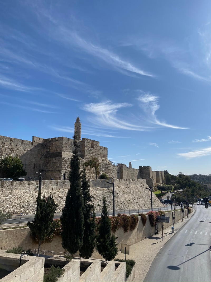 Вид с высоты на улицу с часовой башней на заднем плане (израиль, israel, укрепление, древняя история, историческое место)