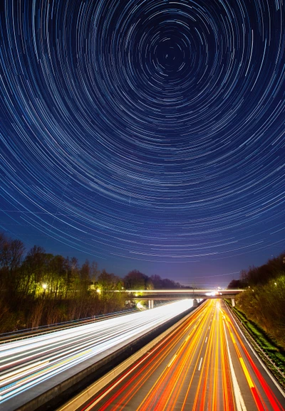 Noche estrellada sobre una carretera luminosa