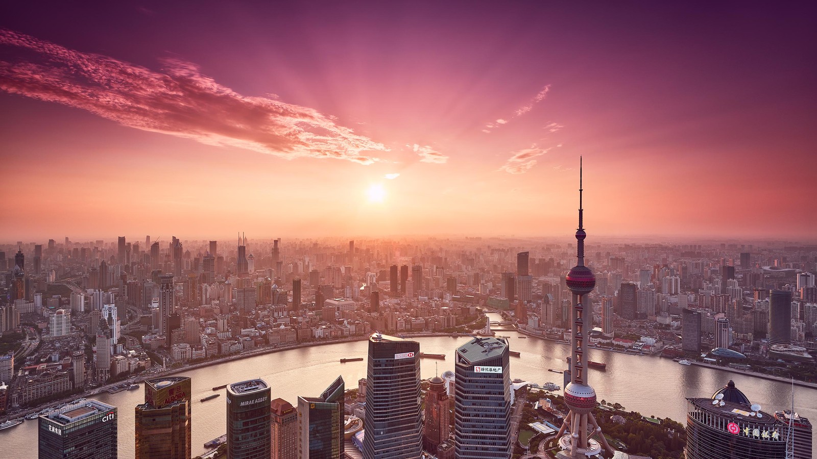 Uma vista do horizonte da cidade com um rio e um pôr do sol (torre jin mao, jin mao tower, paisagem urbana, cidade, área urbana)