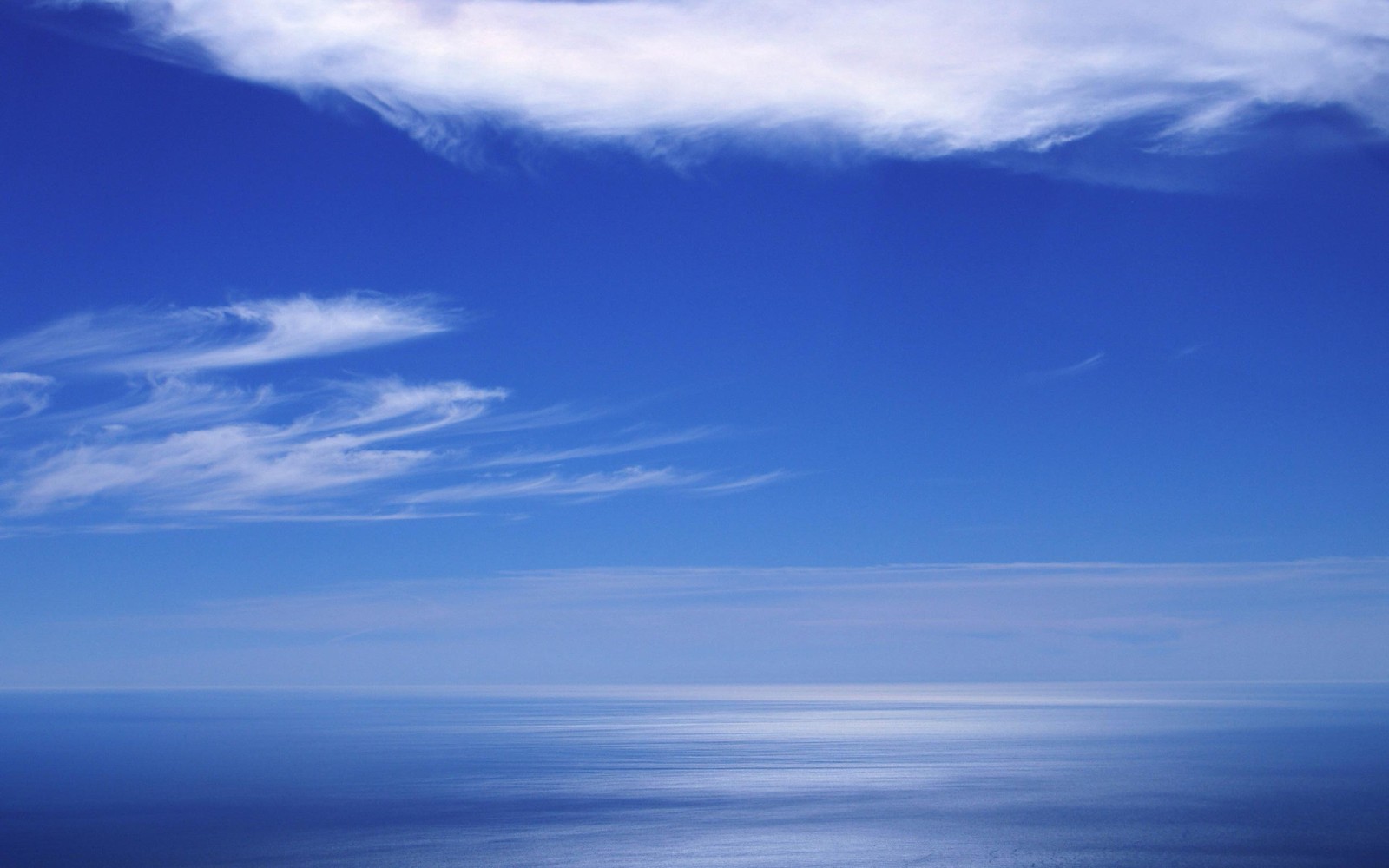 Une vue retouchée d'un plan d'eau avec un nuage dans le ciel (bleu, nuage, journée, atmosphère, horizon)