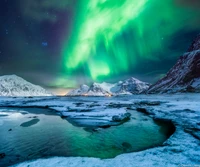 Aurora hipnotizante sobre paisagem glacial ártica