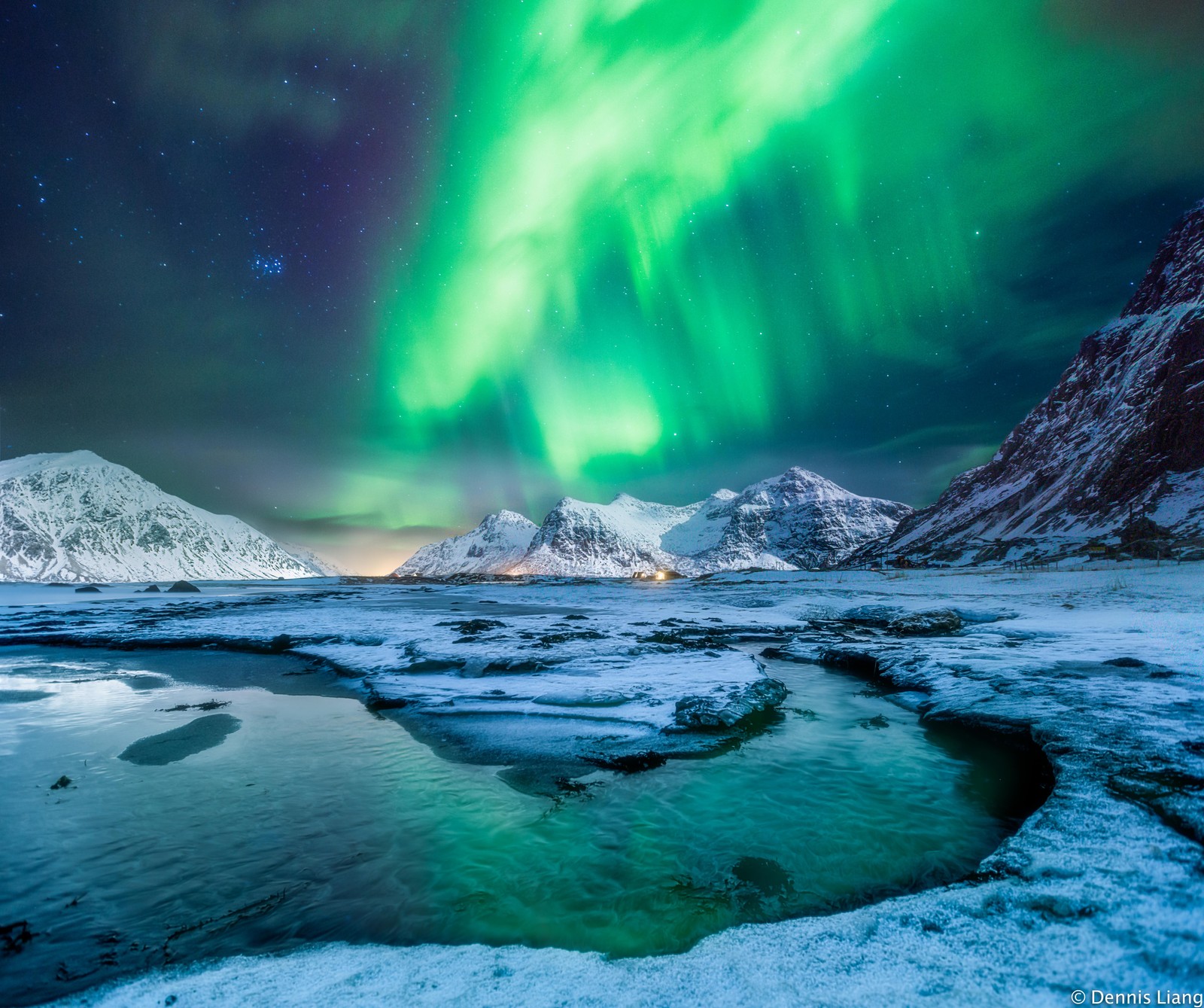 La aurora boreal sobre las montañas y el agua en primer plano (aurora, naturaleza, paisaje natural, forma glaciar, glaciar)