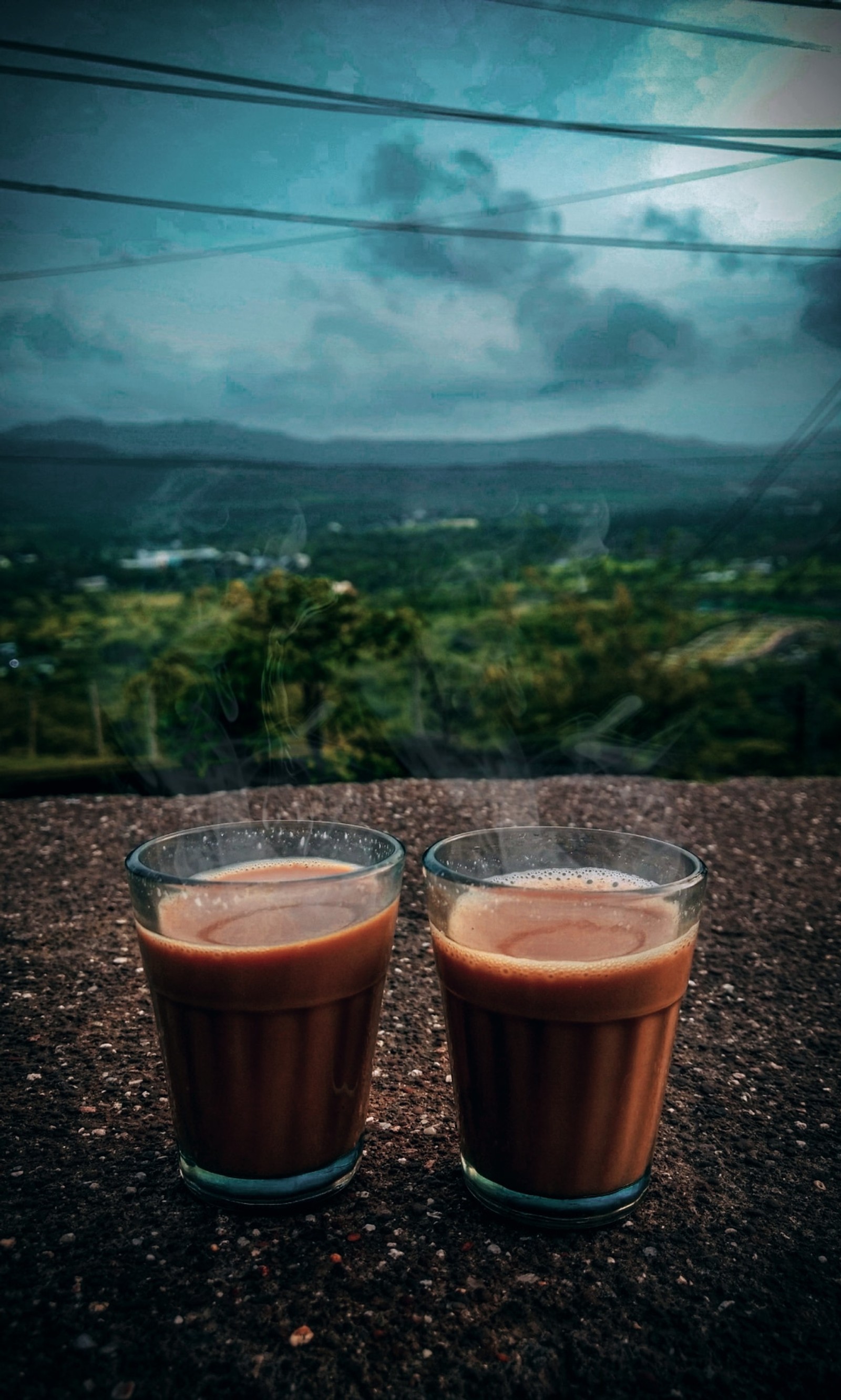 Il y a deux tasses de café posées sur une table avec vue (chai, nature, paix, thé)