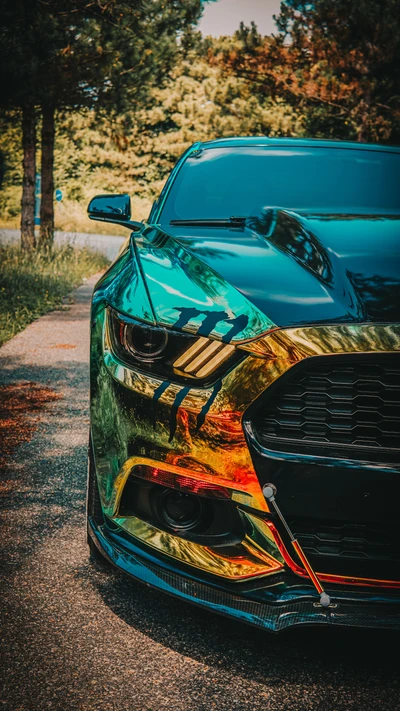 Reflejos de lujo: Un impresionante coche cromado en la naturaleza