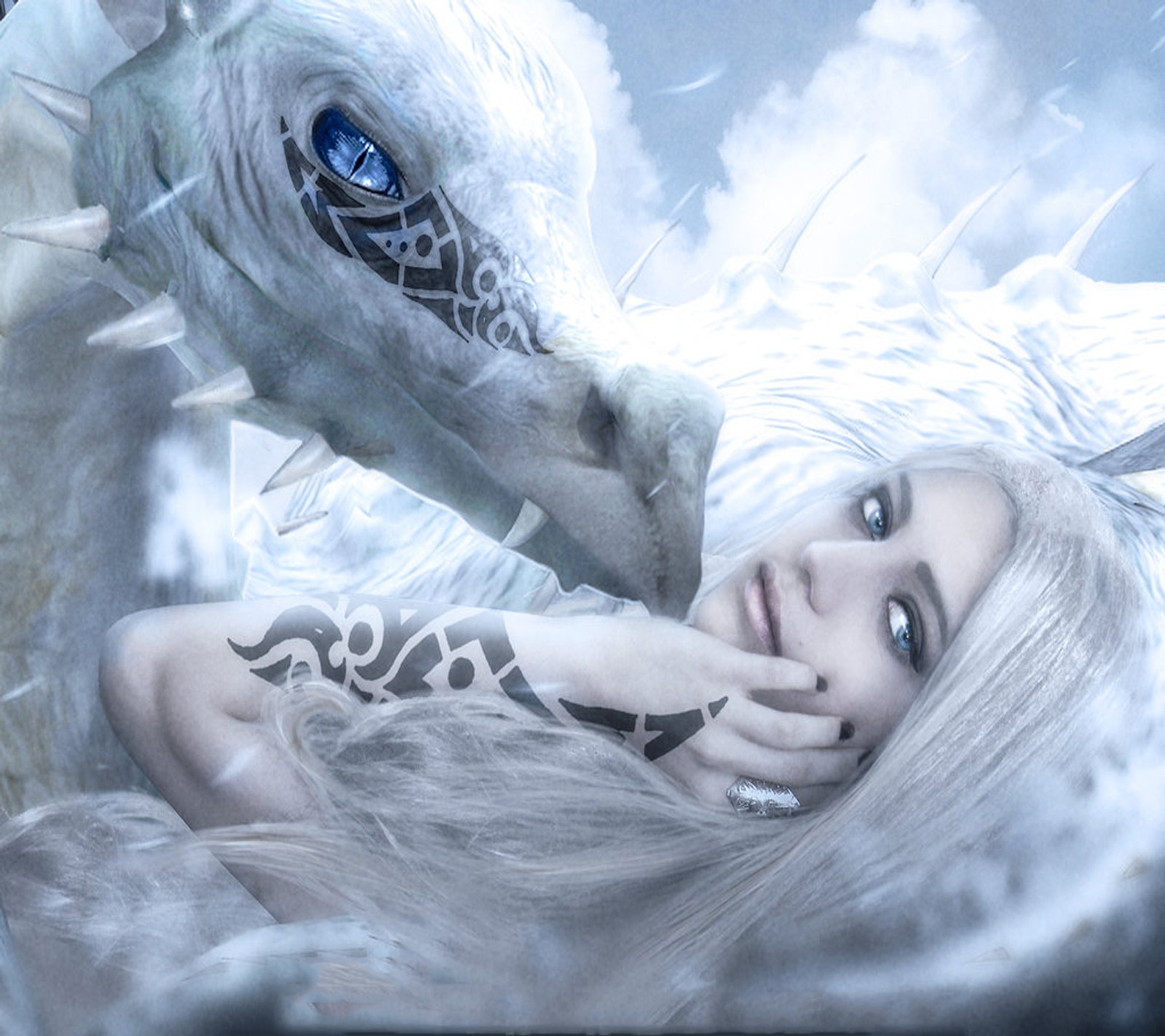 Femme blonde avec des cheveux blancs et des yeux bleus posant à côté d'un dragon blanc (beauté, dragon)