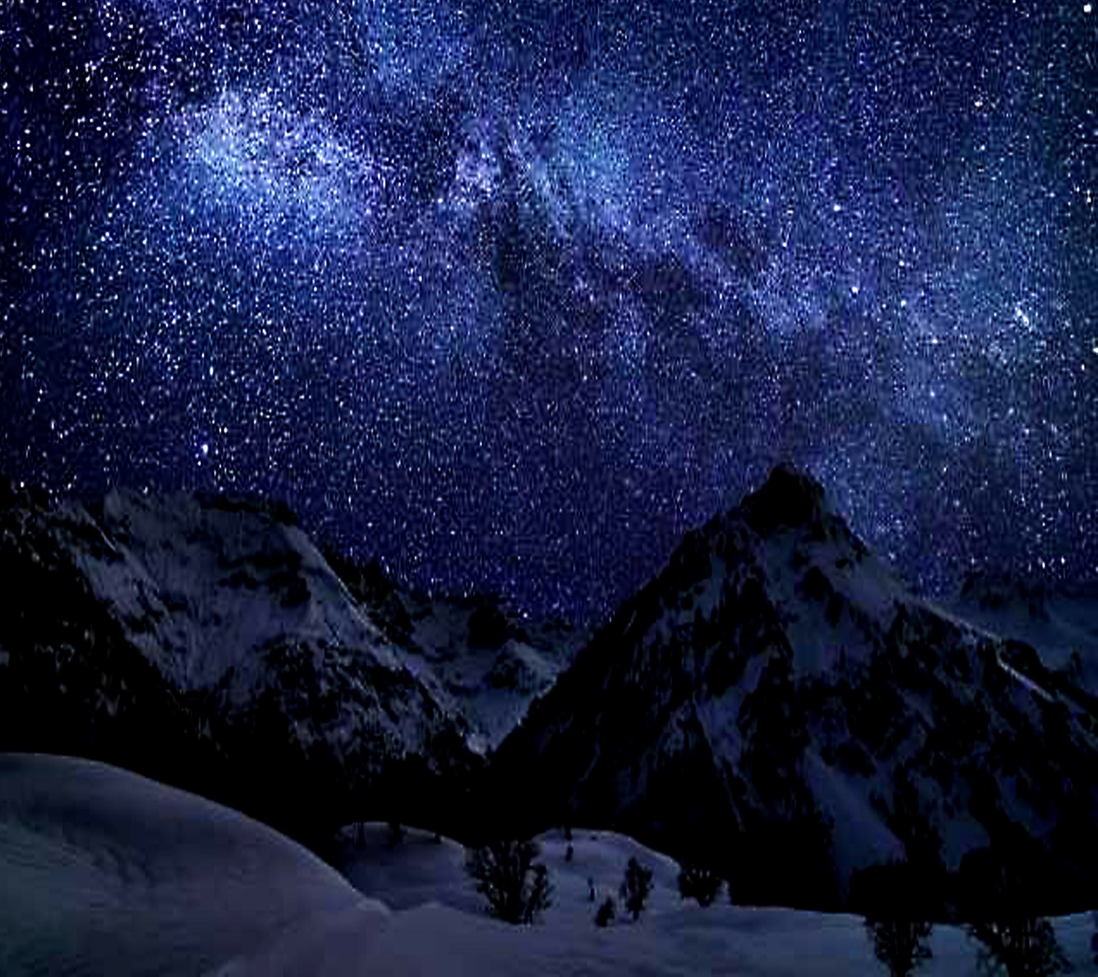 Um céu noturno estrelado sobre montanhas nevadas com árvores e neve (azul, estrelas)