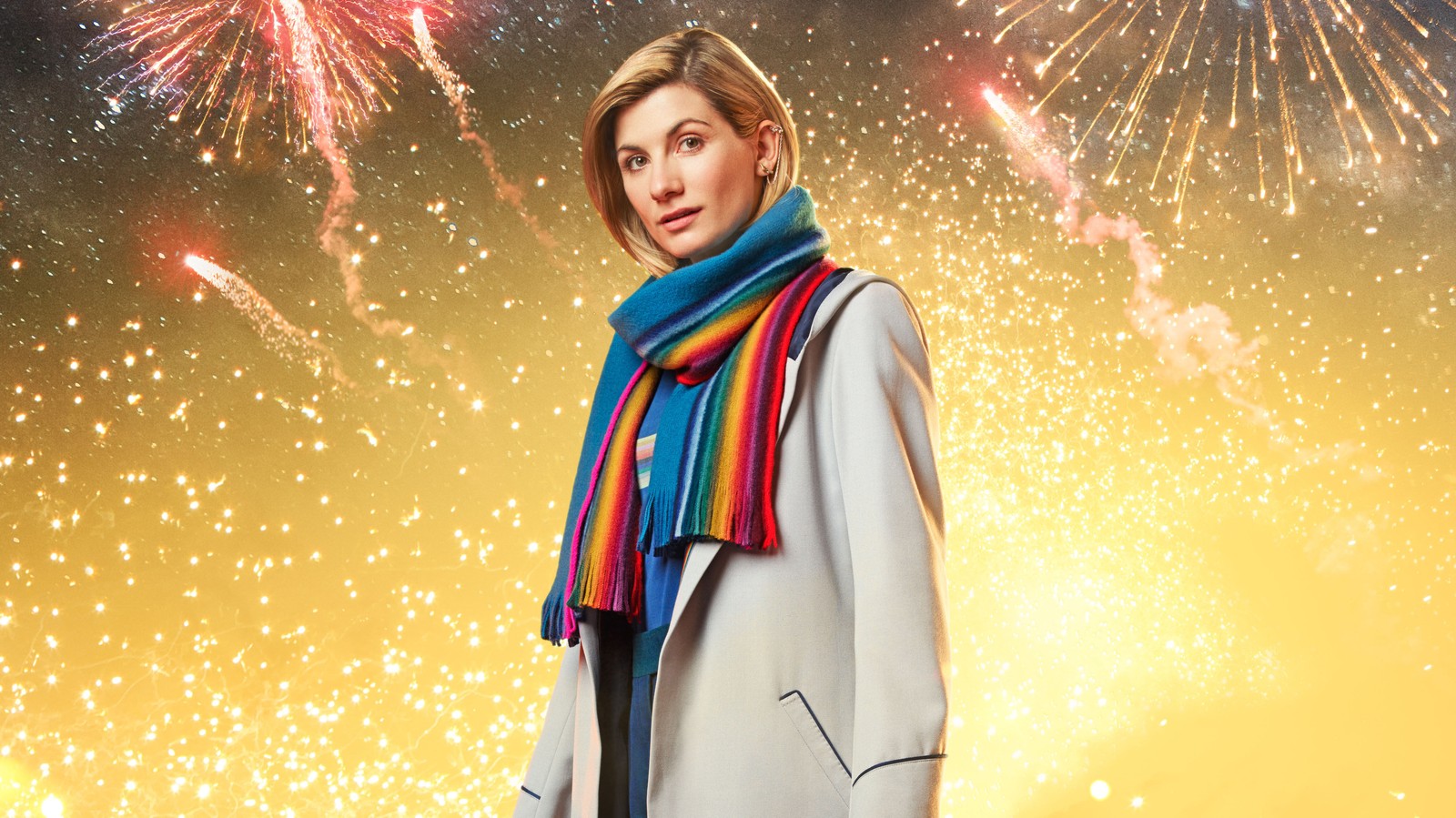 Une femme en manteau et écharpe se tenant devant des feux d'artifice (doctor who, nouvel an, feux dartifice, pétard, événement)