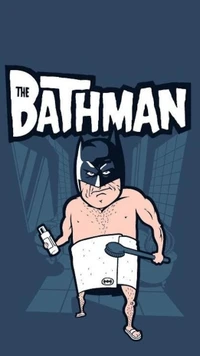 Uma ilustração humorística de um personagem que se assemelha ao Batman em um ambiente de banho, segurando uma escova de chuveiro e uma garrafa, com o título "O HOMEM DO BANHO" acima.