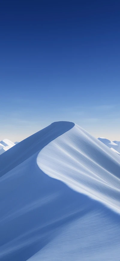 Serener schneebedeckter Berg unter klarem blauen Himmel