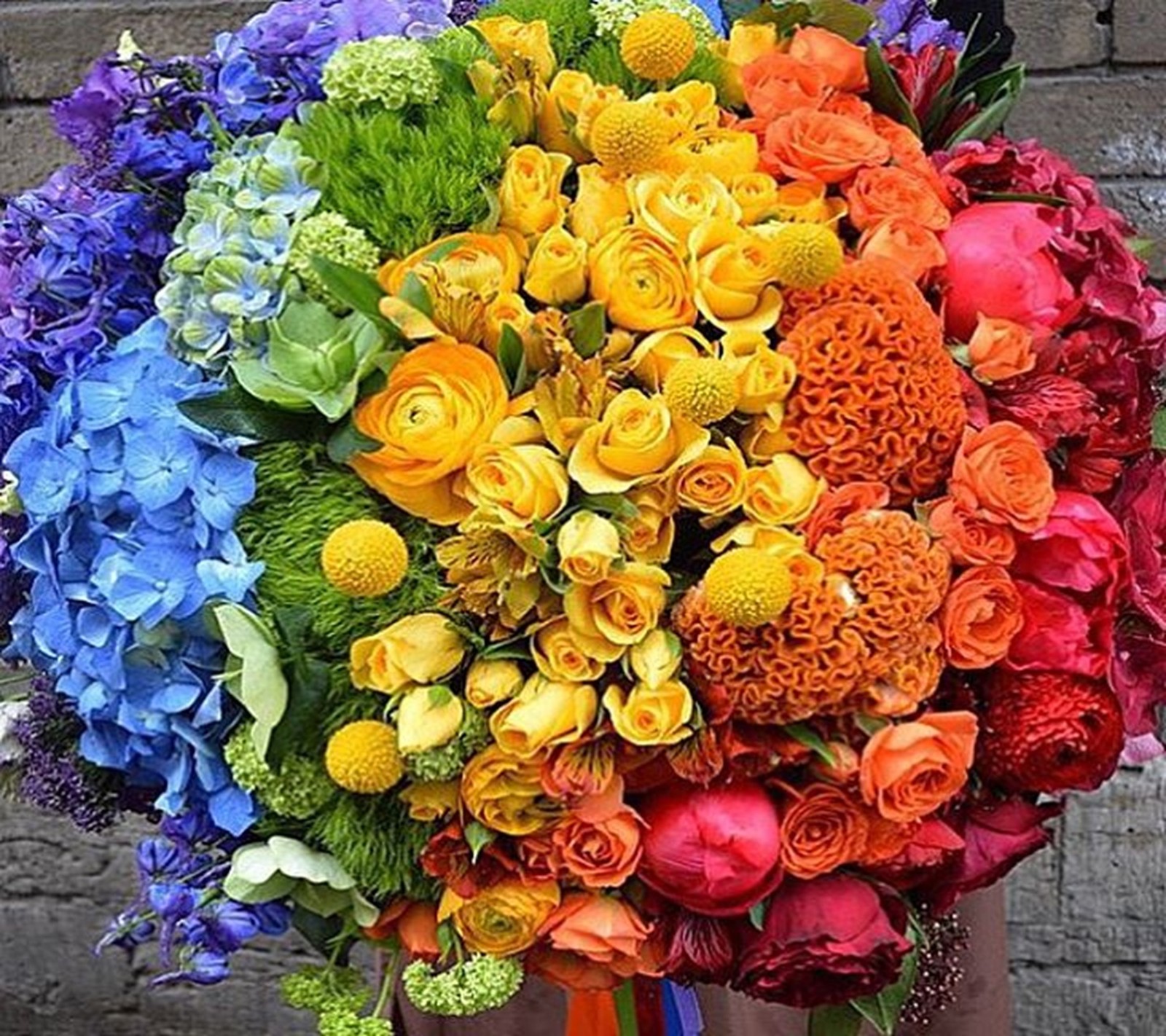 Há um buquê de flores em um vaso sobre uma mesa (colorido, flores)