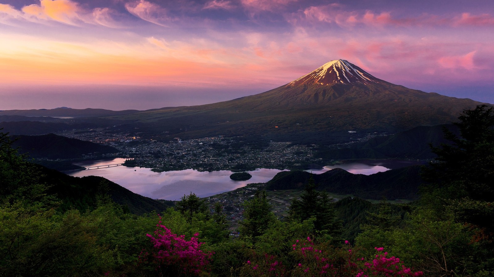 A view of a mountain with a lake and a mountain in the background (mount fuji, mountain, japanese garden, nature, highland)