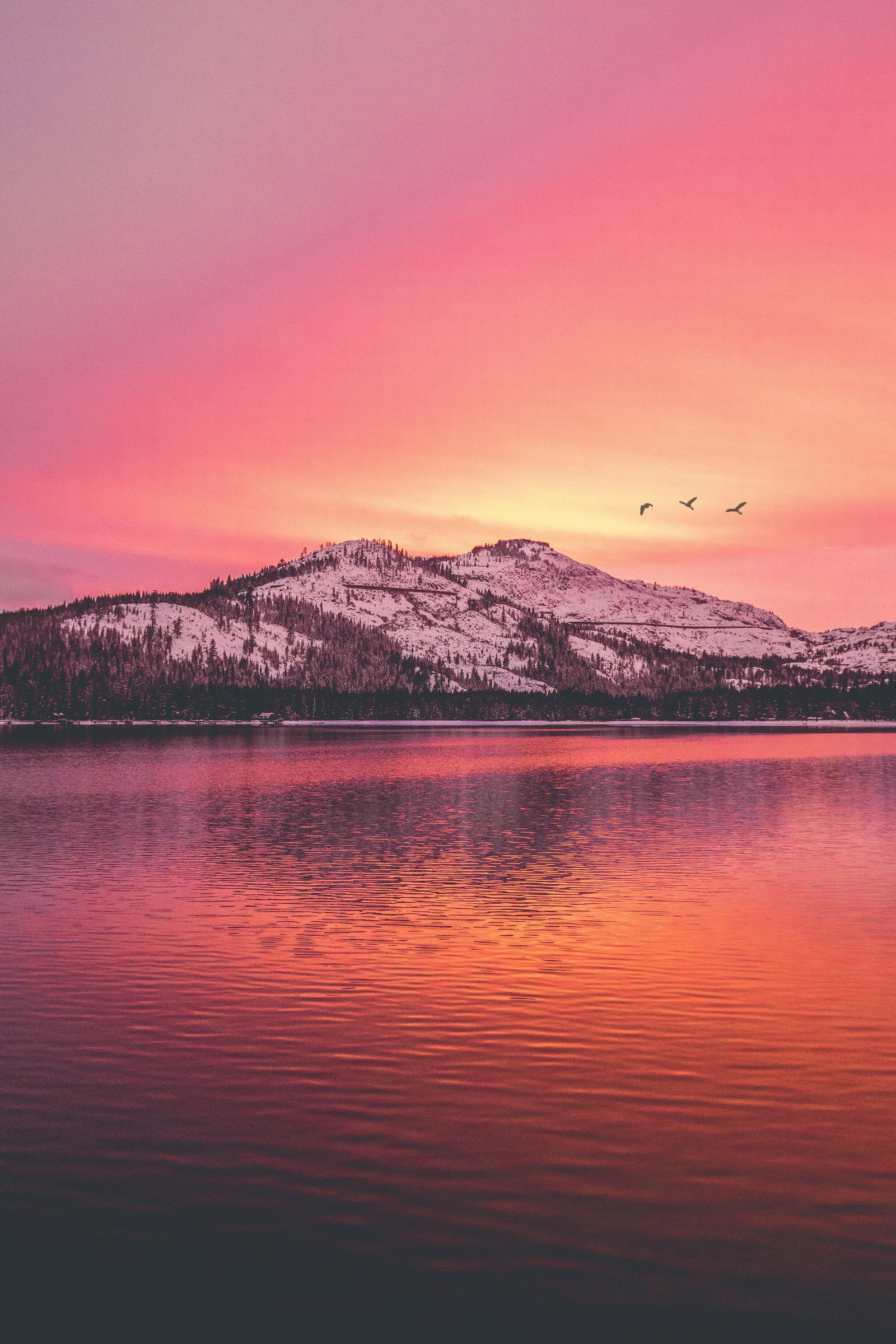 Paisagem montanhosa com céu rosa e um lago em primeiro plano (por do sol, montanha, lago, natureza, água)