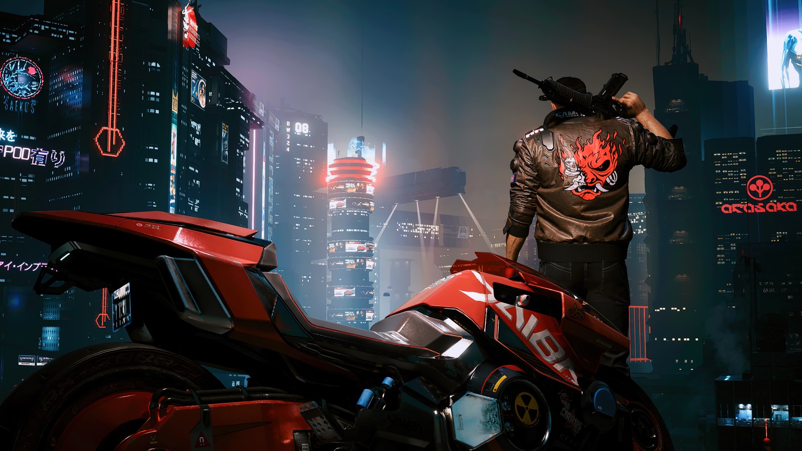 Un homme arabe debout sur une moto dans une ville la nuit (samouraï, yaiba kusanagi ct 3x, cyberpunk 2077, veste de samouraï, dystopique)