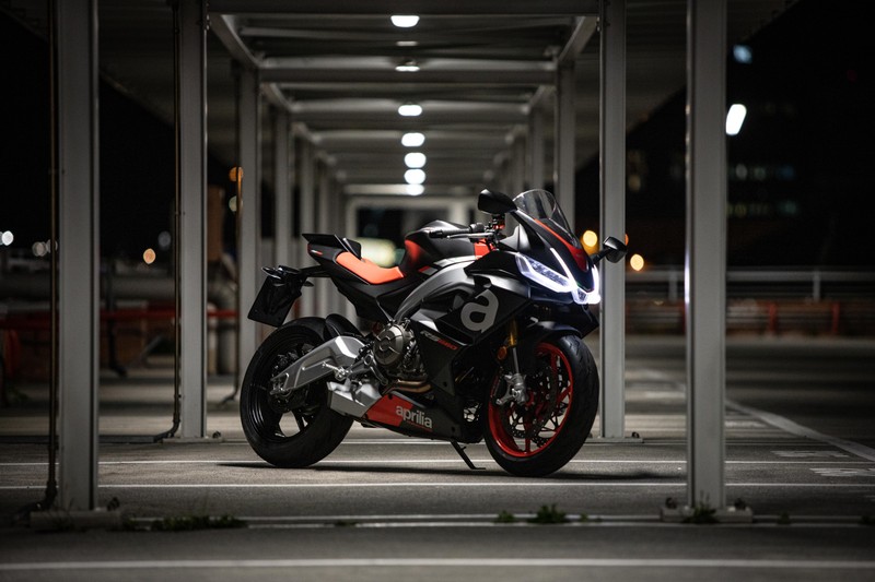 Мотоцикл, припаркованный на парковке ночью (aprilia rs 660, спортивные мотоциклы, 2021, 5k, велосипеды)