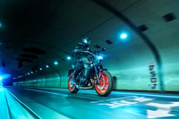 2021 Yamaha MT-09 : Balade dynamique à travers un tunnel néon