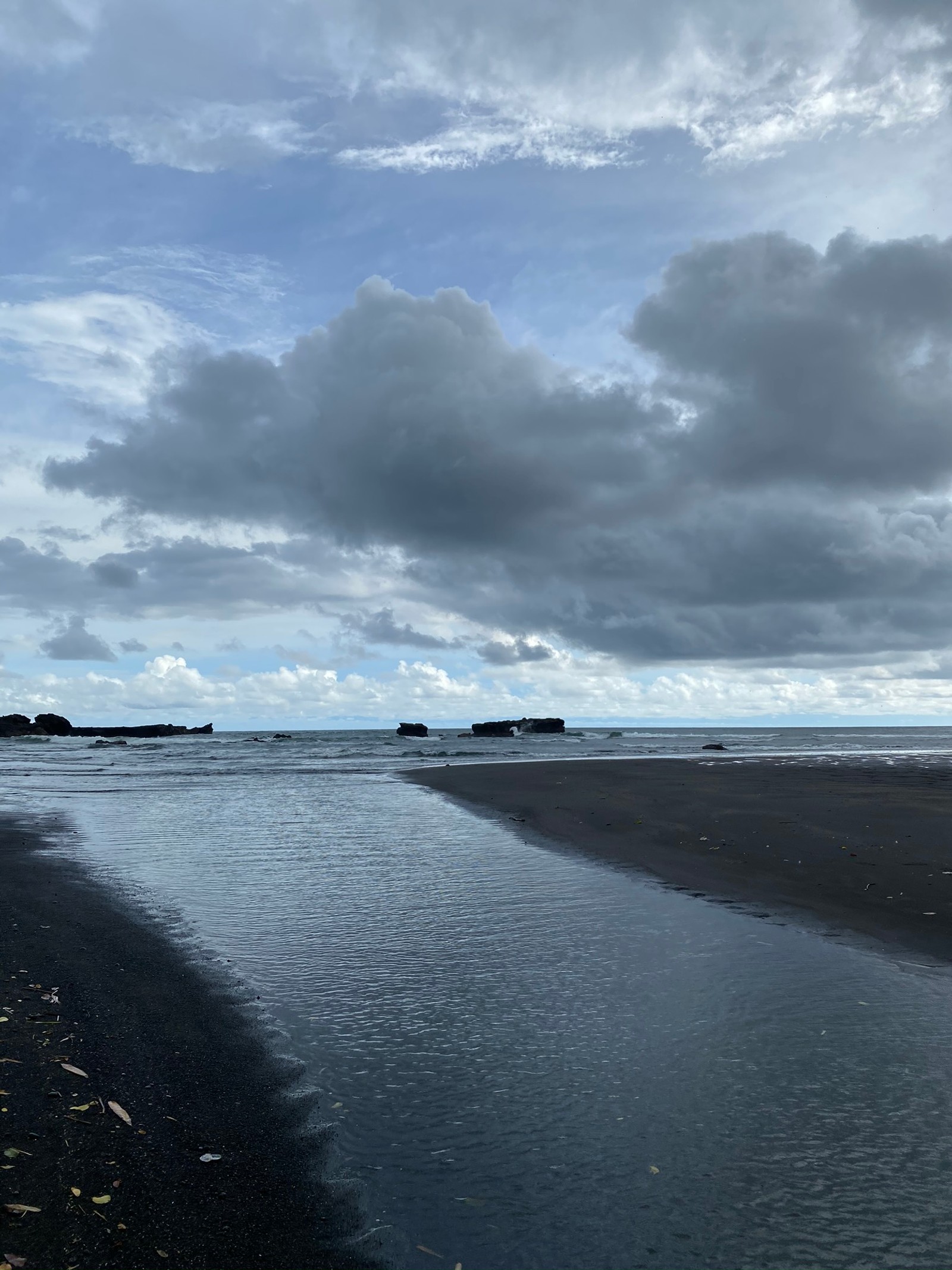 Человек идет по пляжу с серфбордом (водоем, жидкость, водный путь, водные ресурсы, облако)