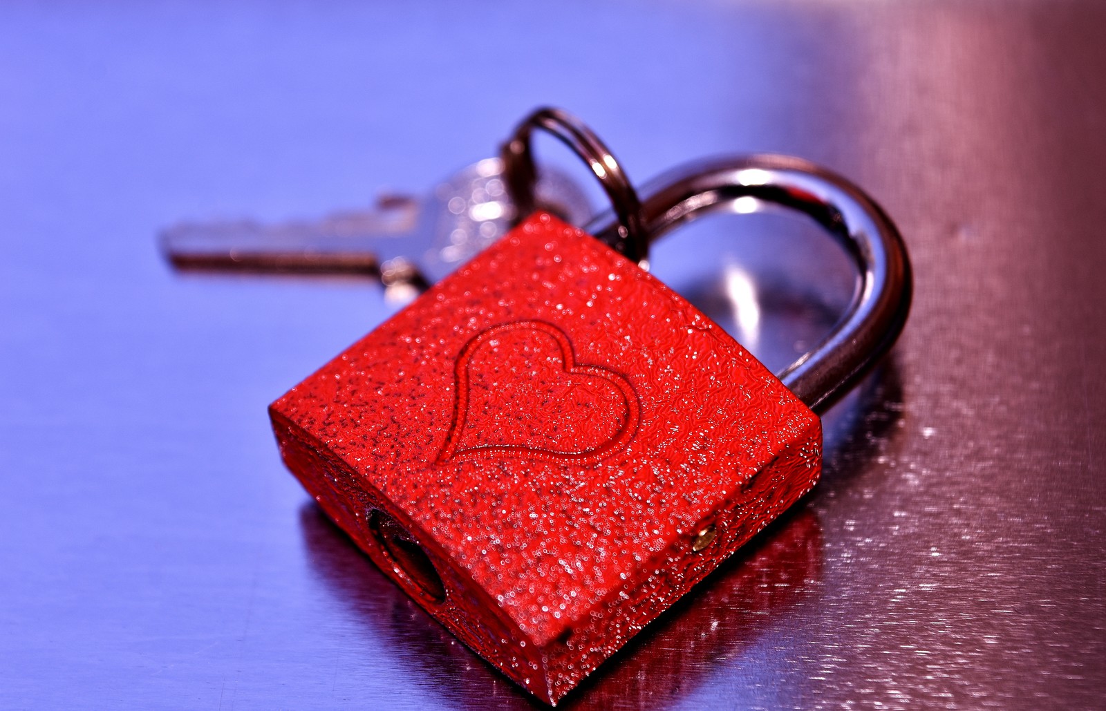 Скачать обои key to the heart, red lock, связи, день святого валентина, сердцевидная форма