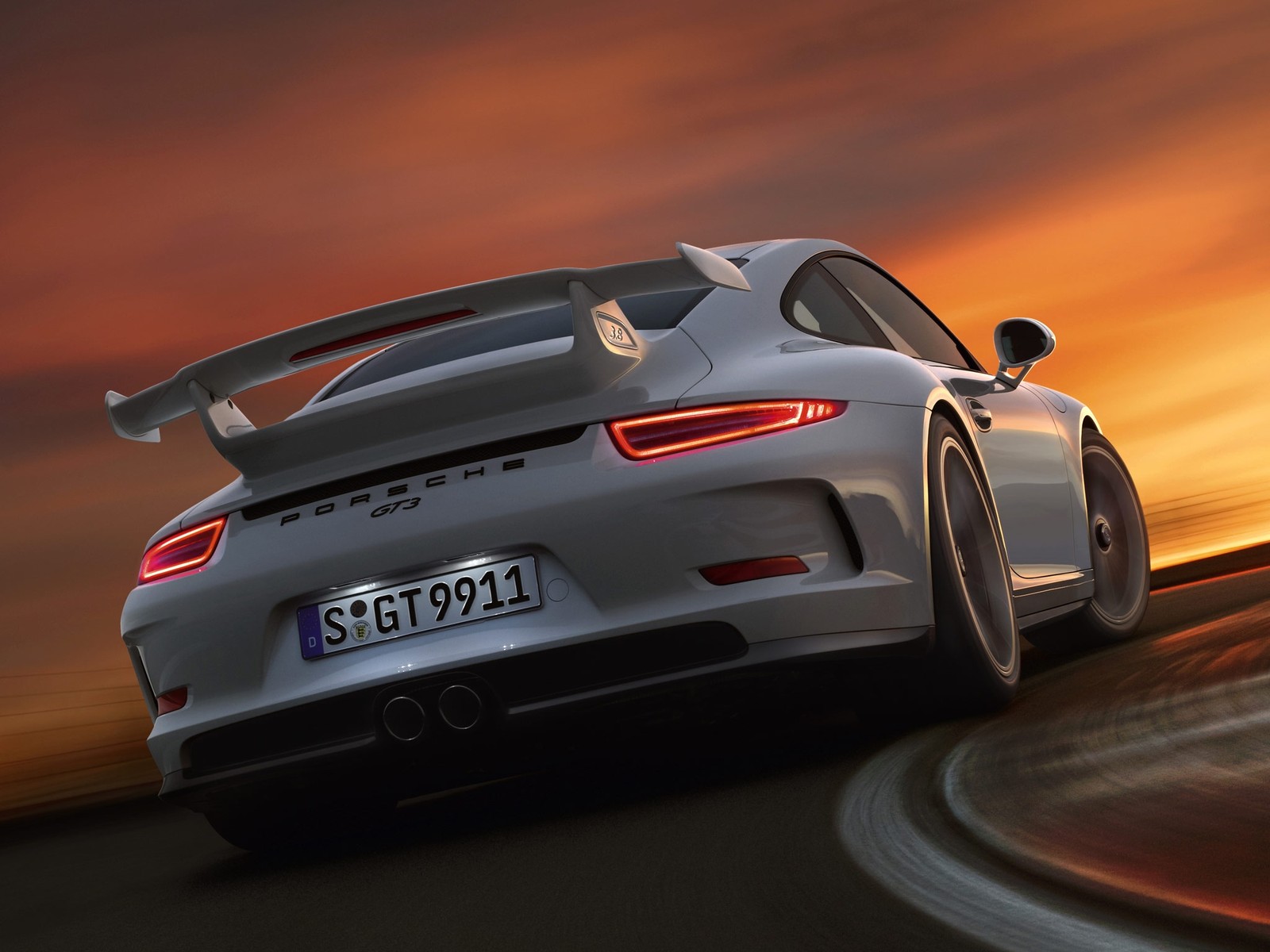 Un gros plan d'une porsche 911 gts blanche roulant sur une route (voiture, voiture de sport, supersportive, porsche, voiture de haute performance)