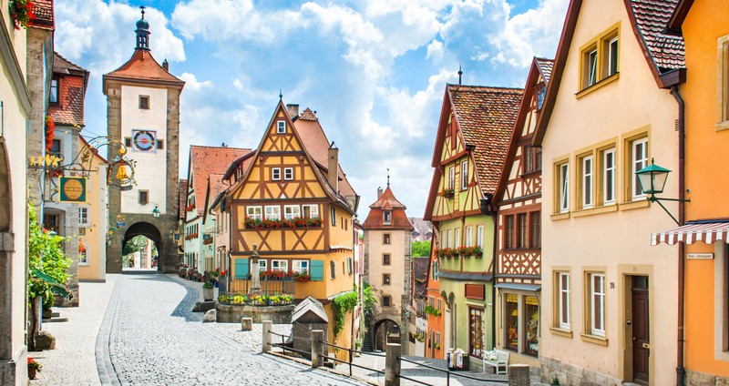 Арабская улица с часовой башней иcobblestone дорогой (мюнхен, munich, город, окрестности, здание)